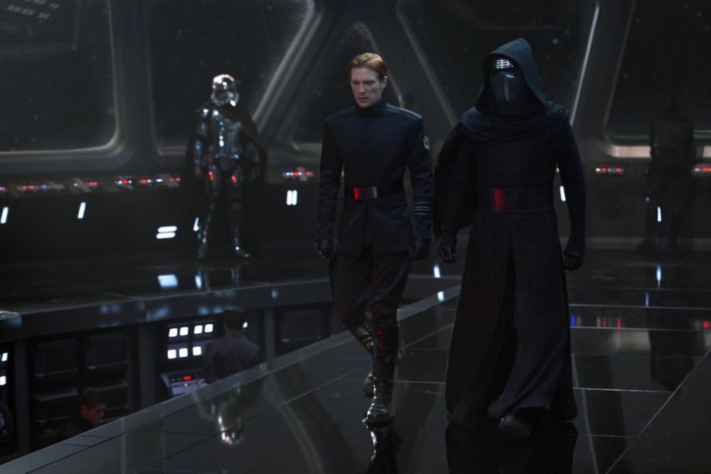 kinopoisk.ru-Star-Wars_3A-Episode-VII-The-Force-Awakens-2693086.jpg